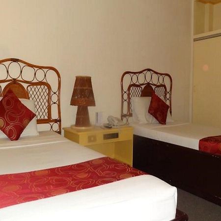 Hotel Cesario Мактан Екстериор снимка